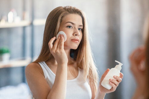 Les 7 erreurs les plus courantes lors du démaquillage : comment se démaquiller correctement ?