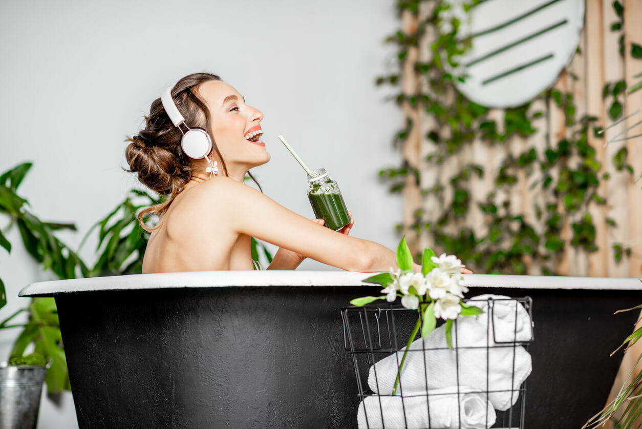 femme prenant son bain en écoutant de la musique
