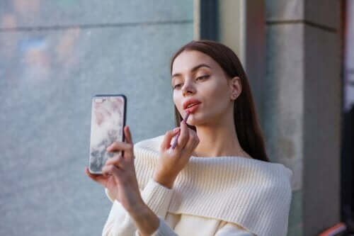 Pouty lips : la tendance maquillage des lèvres en vogue sur TikTok