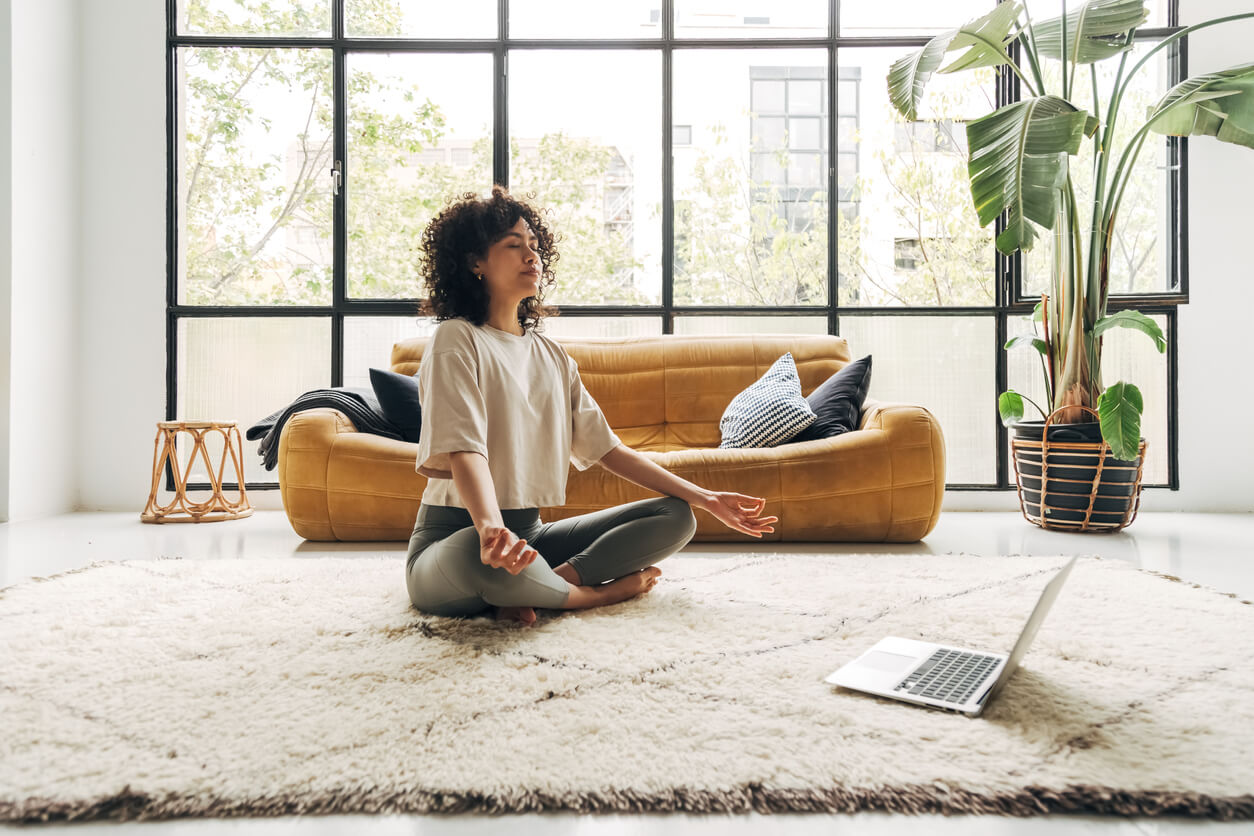 femme faisant du yoga dans son salon