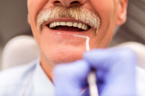 Les principaux effets du vieillissement sur les dents et les gencives