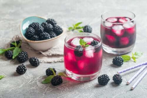 Apprenez à faire une limonade aux mûres, aux fraises et autres fruits rouges