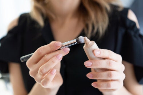 Qu'est-ce qu'une CC crème et en quoi est-elle différente d'une BB crème ?
