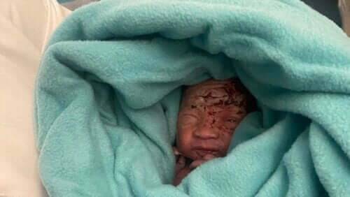 Un nouveau-né a été retrouvé dans la poubelle des toilettes d'un avion