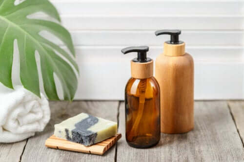 Shampoing solide vs shampoing liquide : différences, avantages et inconvénients
