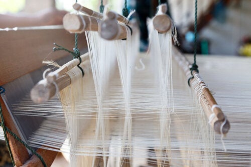 Des cocons à vos vêtements : comment est fabriquée la soie ?