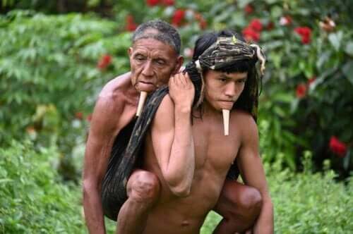 Un jeune homme indigène a porté son père pendant des heures pour qu’il reçoive le vaccin