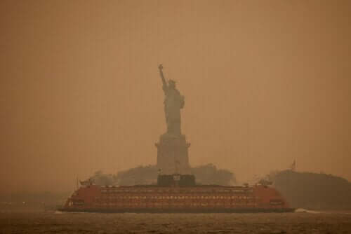 New York respire de l'air contaminé en raison des incendies au Canada : découvrez les risques