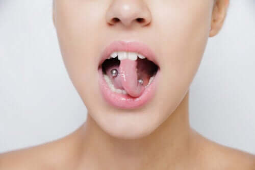 Avoir un piercing dans la bouche pourrait avoir des conséquences sur la santé bucco-dentaire