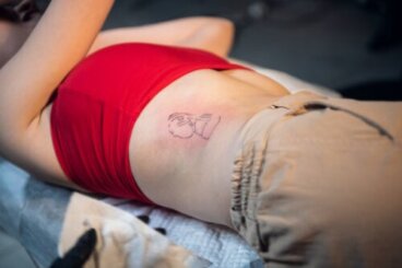 Avantages de l'huile de noix de coco pour les tatouages