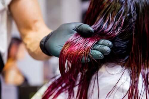 Comment choisir la coloration capillaire idéale selon sa carnation : conseils de colorimétrie