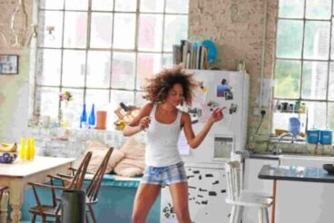 Danse-thérapie : 5 bienfaits et comment la pratiquer à la maison