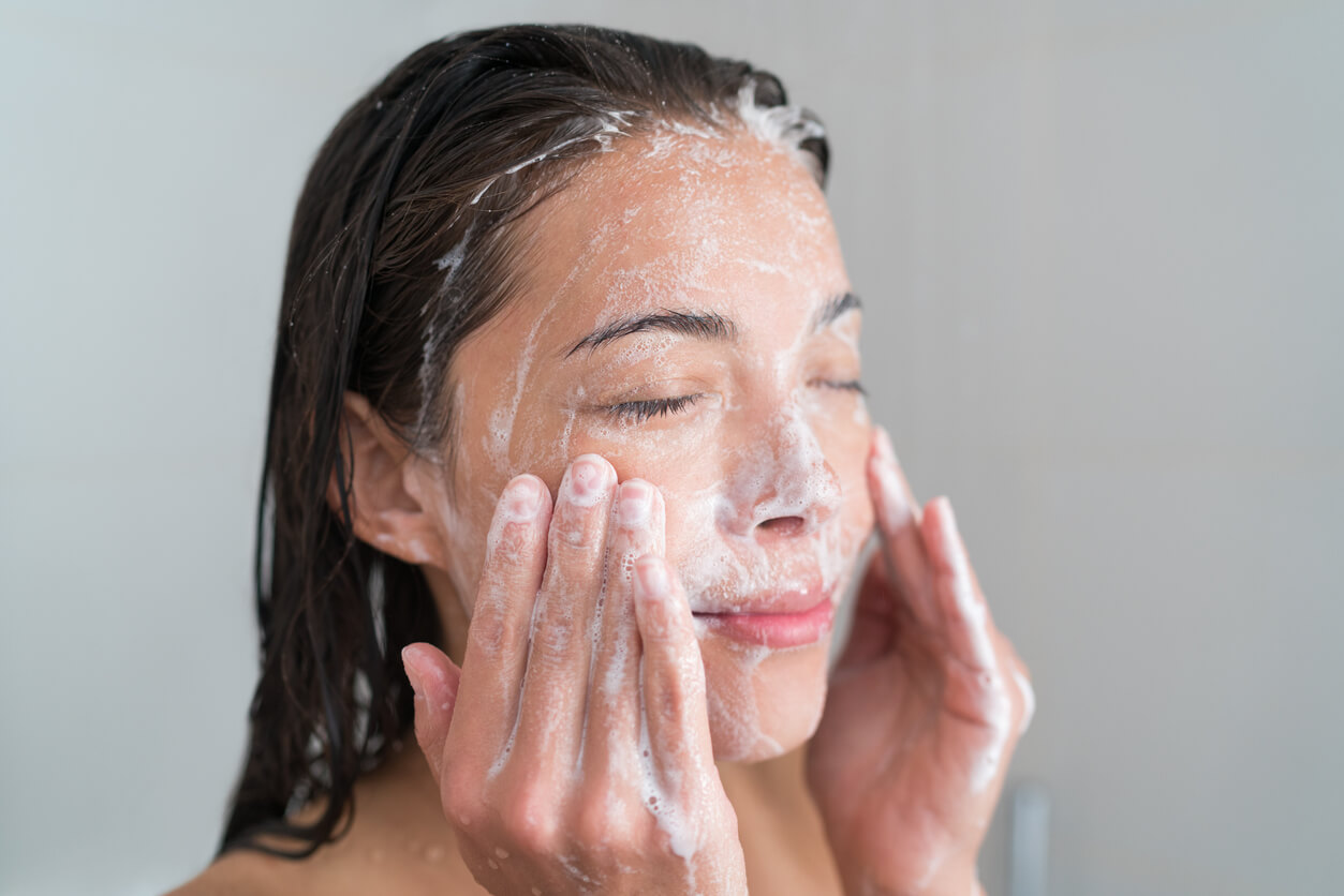 femme se nettoyant le visage