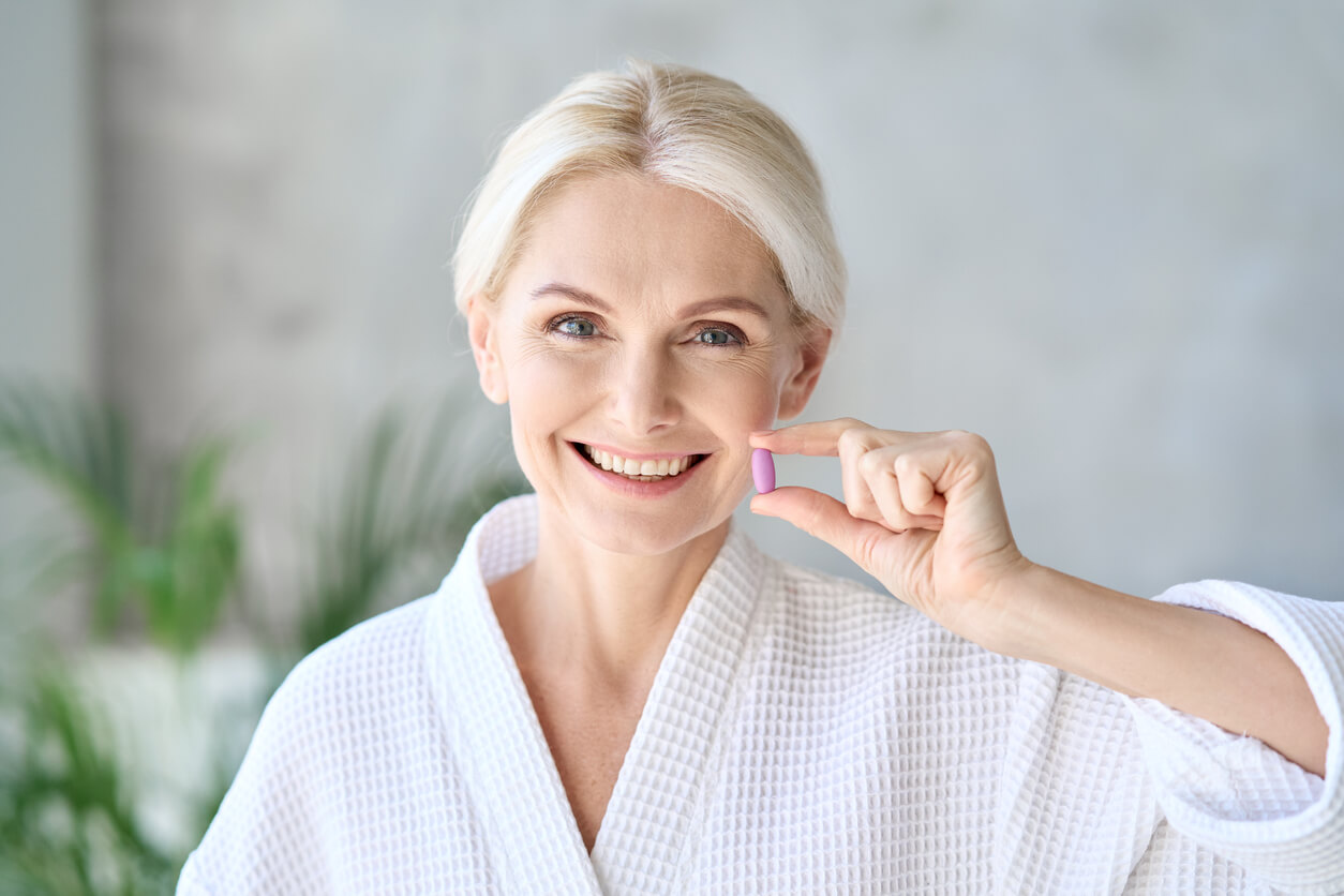 femme tenant une gélule