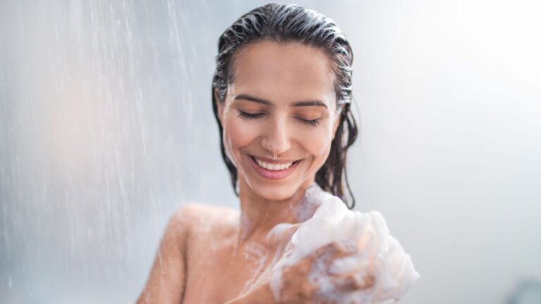 Fabriquer une éponge à savon pour vous nettoyer sous la douche