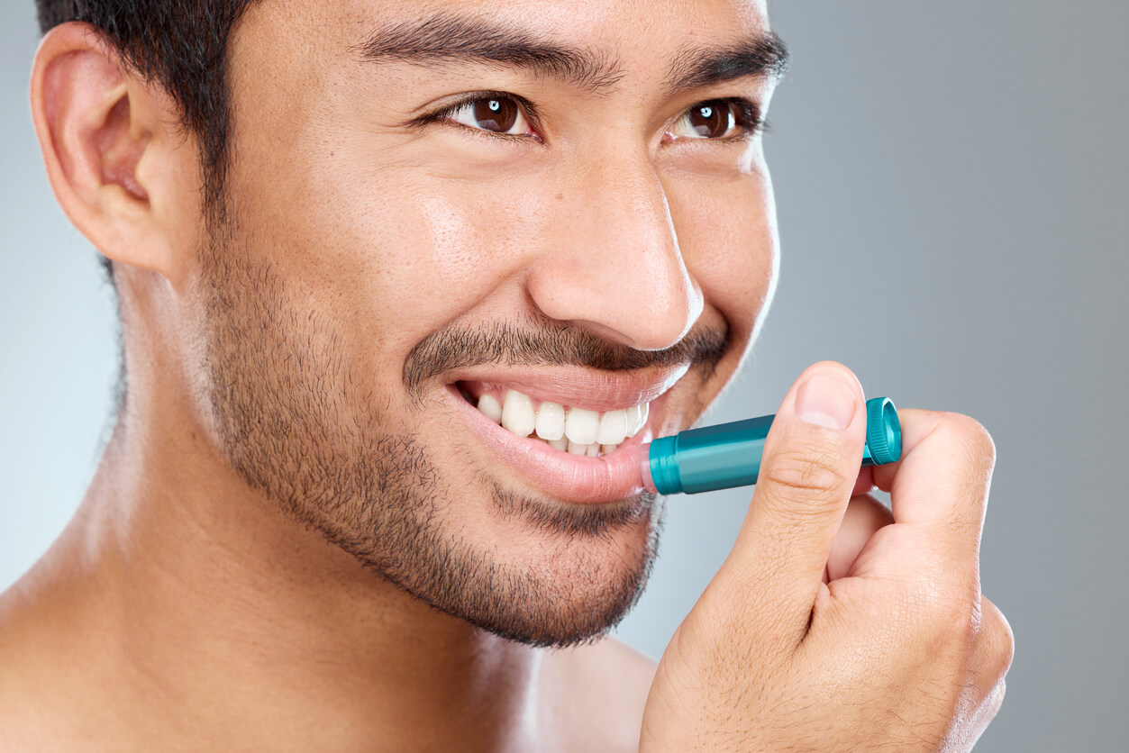 Dès que vos lèvres sont sèches, appliquez une noisette de baume à lèvres pour les hydrater. 