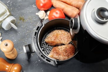 Comment faire des blancs de poulet juteux et dorés dans la friteuse à air?