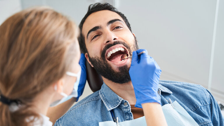 Découvrez les dangers des caries dentaires et comment les éviter