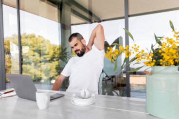 Tu es penché sur ton ordinateur portable ? Une série d'exercices pour assouplir les épaules et améliorer ta posture