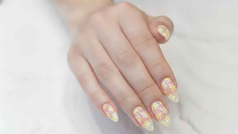 Amarillo con flores