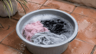 Comment laver du linge délicat sans machine à laver (étape par étape) et sans abîmer vos vêtements