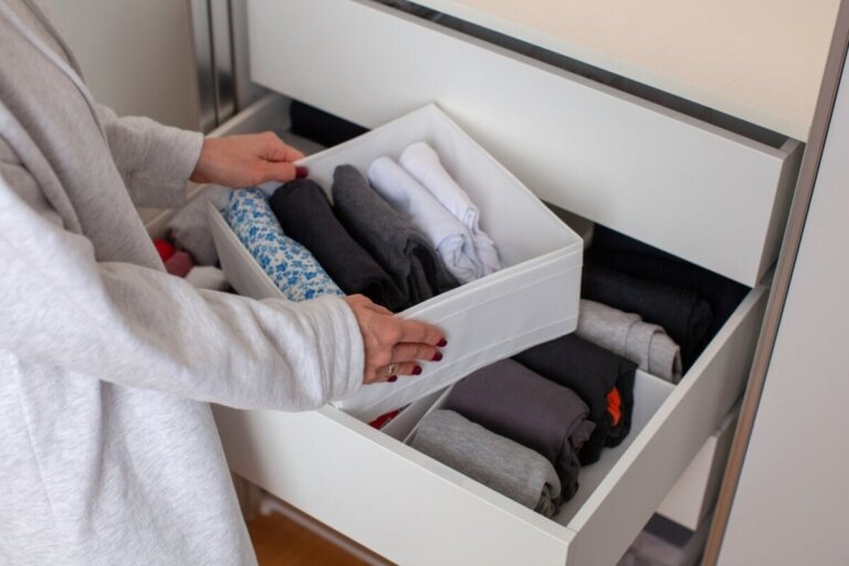 Comment plier ses vêtements pour que l'armoire reste bien rangée pendant plus de deux jours