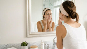 Peau qui tire après le nettoyage : 7 erreurs qui la dessèchent et comment la garder hydratée