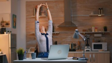 Vous passez de nombreuses heures assis ? Ces exercices peuvent vous aider sans que vous ayez à vous changer