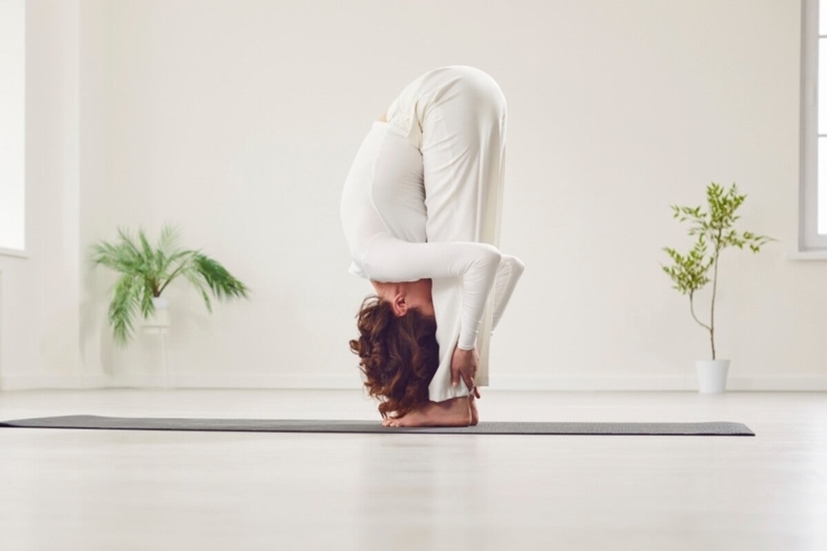 Flexión suave de yoga
