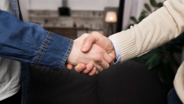 La poignée de main et autres formes de salut : d'où viennent ces gestes que nous faisons aujourd'hui sans y penser ?