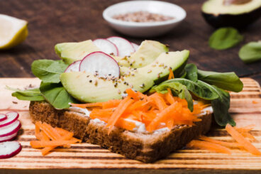 Sandwich végétarien maison : comment jouer sur la texture et l'acidité sans ajouter trop d'ingrédients