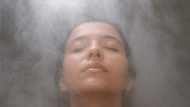 Le teint terne au réveil ? La vapeur de la douche peut t'aider