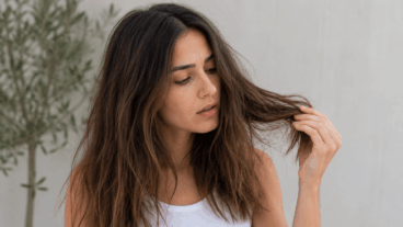 Les 5 erreurs à éviter lors du lavage des cheveux qui leur font perdre leur éclat, même si vous utilisez de bons produits