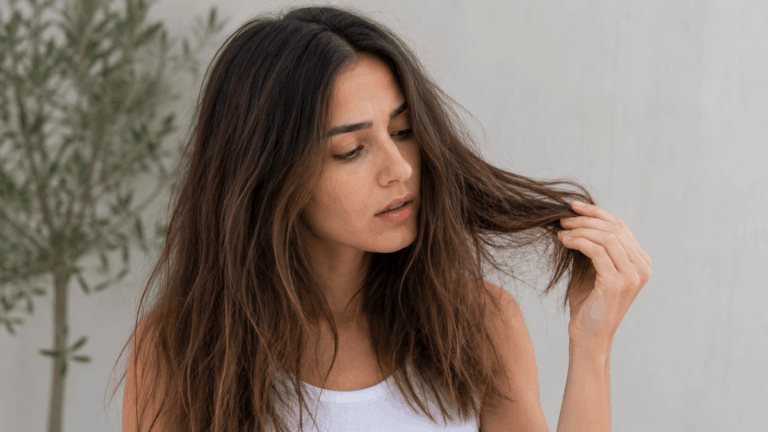 Les 5 erreurs à éviter lors du lavage des cheveux qui leur font perdre leur éclat, même si vous utilisez de bons produits