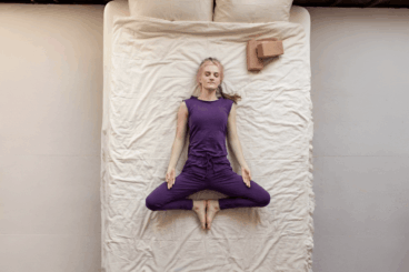 6 postures de yoga à pratiquer le soir pour mieux se reposer