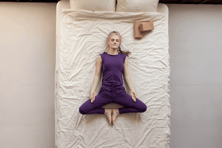 6 postures de yoga à pratiquer le soir pour mieux se reposer