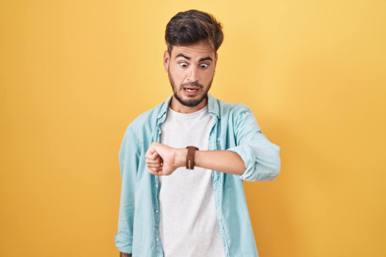 Regarder l'heure sans arrêt : cette habitude discrète qui transforme n'importe quel matin en une course contre la montre