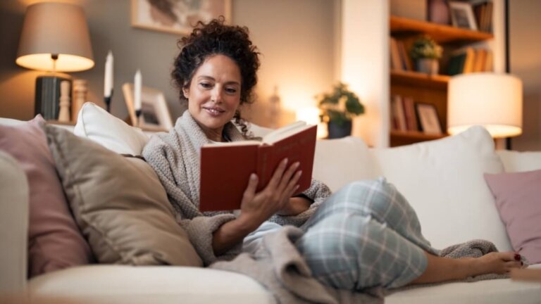 « Reset du dimanche », « underconsumption core » et autres tendances qui valent vraiment la peine d'être testées pendant une semaine