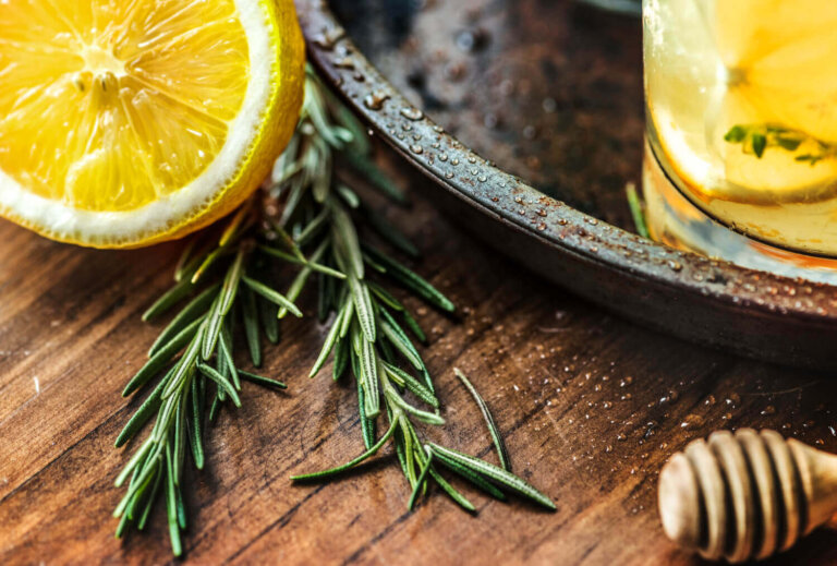 Mélanger de l'huile d'olive, du romarin et des écorces d'orange : l'astuce naturelle pour parfumer la maison