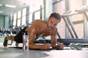 5 exercices isométriques pour renforcer les abdominaux sans se faire mal au dos
