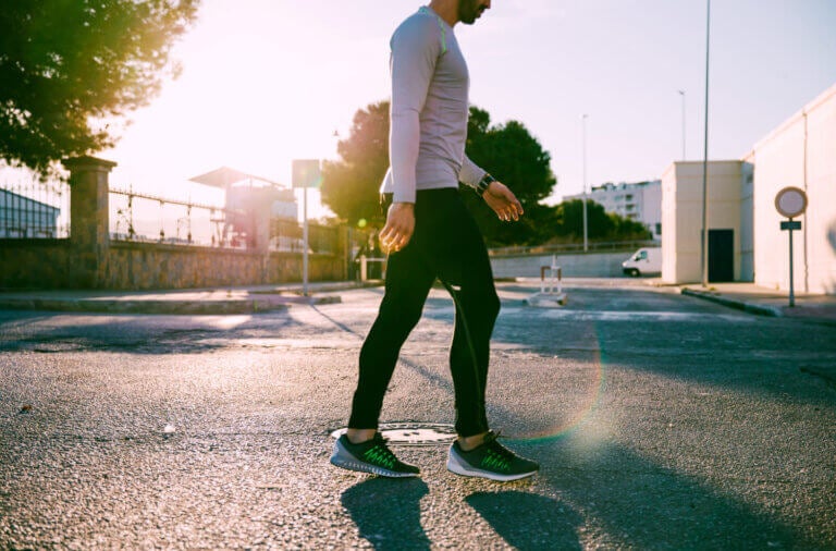 Accélérez le rythme de vos pas pour prendre soin de votre cœur. Une promenade à un rythme soutenu suffit à transformer une simple marche en un entraînement cardiovasculaire efficace.