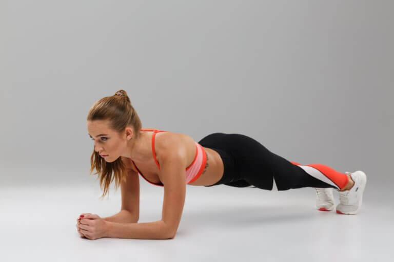 Activez intensément vos abdominaux et vos fessiers pour soutenir votre propre poids sans surcharger la région lombaire.