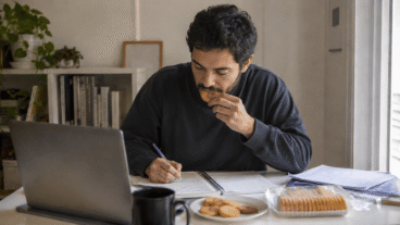 Ce n'est pas seulement la faim : 5 raisons pour lesquelles on grignote davantage quand on s'ennuie
