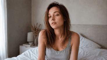 Cheveux fins et sans volume au réveil : quelques habitudes nocturnes pour éviter de les aplatir