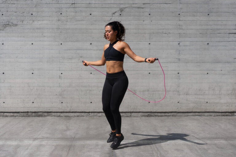 Des sauts vers le haut et une combustion maximale de calories en un temps record. Un classique de l’entraînement qui améliore votre coordination et votre endurance en quelques minutes.