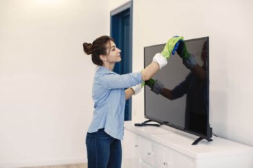 L'écran de votre téléviseur est-il couvert de poussière et d'empreintes ? Une méthode de nettoyage qui ne laisse ni traces ni stries
