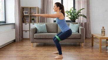 Mini-circuit avec bande élastique courte : 5 exercices pour les fessiers à faire quand on a peu de temps