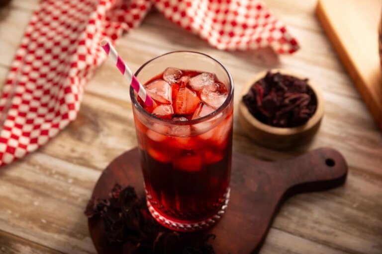 Infusion froide à l'hibiscus : une boisson estivale colorée, rafraîchissante et facile à préparer
