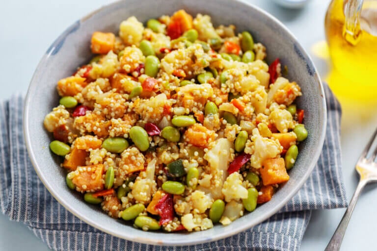Le jeu parfait entre textures, températures et contrastes. Rassemblez ce que vous avez dans le réfrigérateur sur une base de légumineuses et couronnez le tout d’une vinaigrette pleine de caractère.