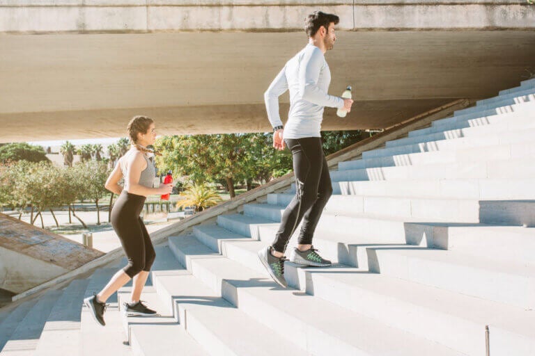Le meilleur exercice cardiovasculaire caché dans votre routine quotidienne. Oubliez l’ascenseur et faites travailler vos fessiers et vos jambes grâce à un mouvement très efficace sur le plan calorique par minute.